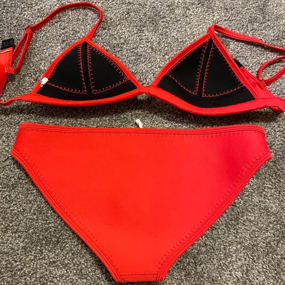 Red bikini - Picture 2 of 2